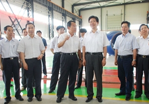 中央政治局委员张春贤来中国中车风电厂房视察