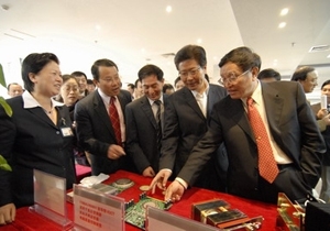 中国国际经济交流中心副理事长、国家能源委员会专家委员会主任张国宝等参观中车风电自主研发的风电变流器