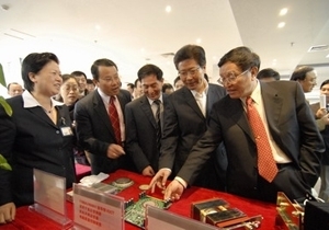 Zhang Guobao, the former Vice-Director of National Development and Reform Commission and Director of National Energy Administration, together with others, visited the wind power converter independentl